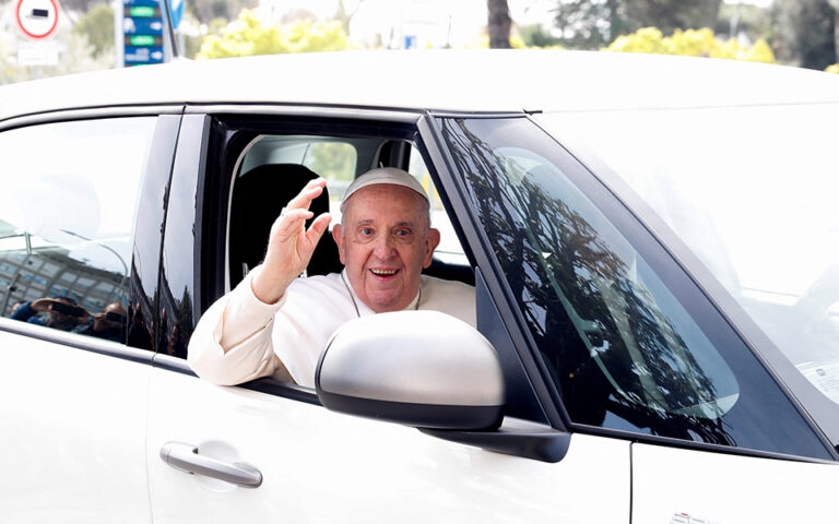 Ο Πάπας Φραγκίσκος βγήκε από το νοσοκομείο