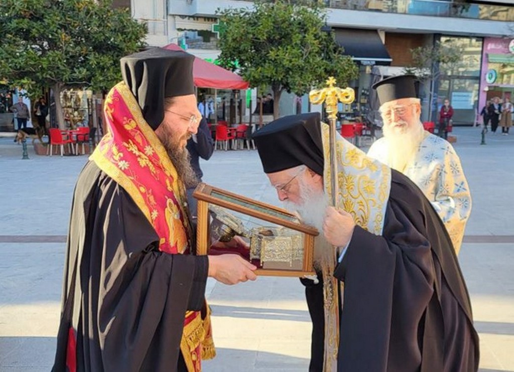 Τα Λείψανα των Τριών Ιεραρχών στον Άγιο Νικόλαο Βόλου (ΦΩΤΟ)