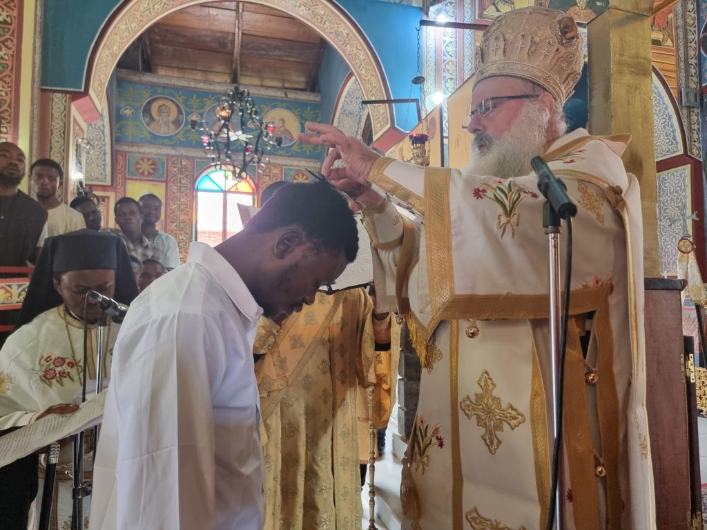 Μοναχική κουρά από τον Μητροπολίτη Κινσάσας