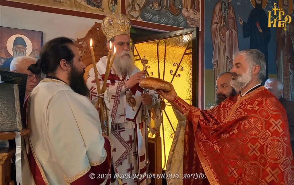 Ο Μητροπολίτης Άρτης στο πανηγυρίζον παρεκκλήσι των Αγίων Ραφαήλ, Νικολάου και Ειρήνης Άνω Καλεντίνης