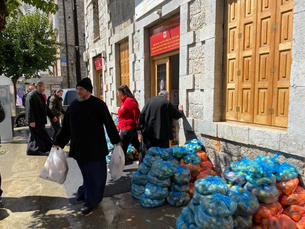 Παράδοση Πασχαλινών δεμάτων αγάπης από την Ιερά Μητρόπολη Μαντινείας και Κυνουρίας