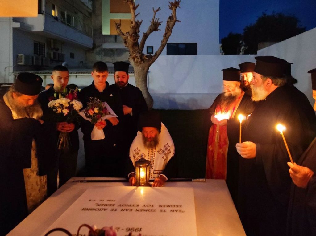 Τρισάγιο στον τάφο του μακαριστού Μητροπολίτη Ανθίμου (Συριανού)