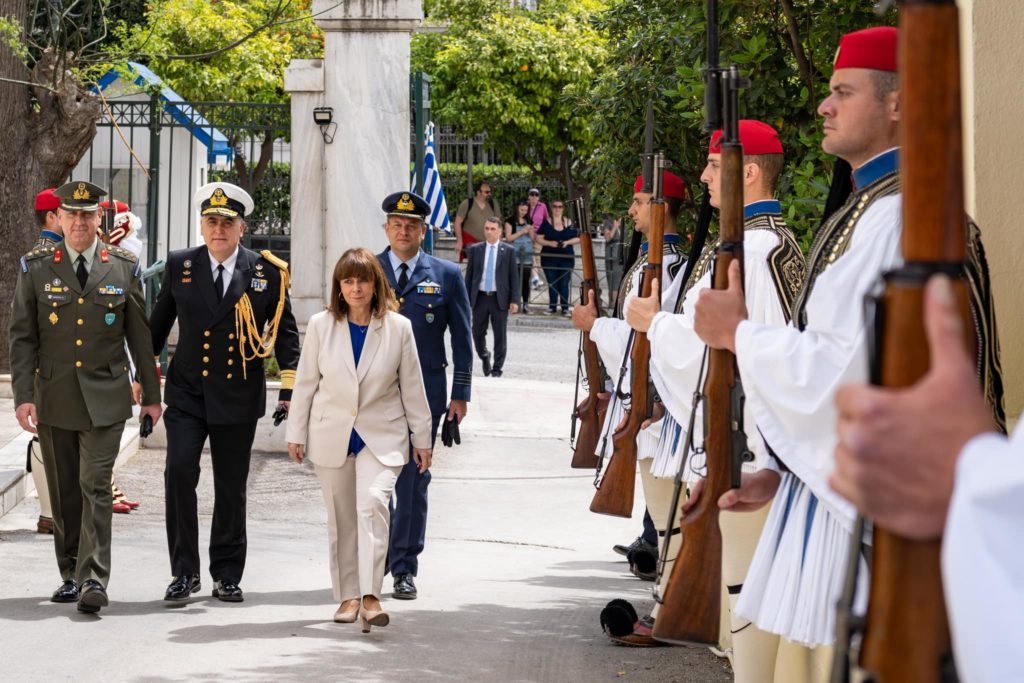 Κατερίνα Σακελλαροπούλου: “Ας σταθούμε σε όσα μας ενώνουν, κι ας «μοιράσουμε δωρεάν την ψυχή μας»”