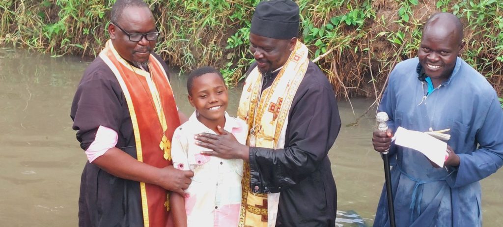 بيد الأسقف نيوفيتوس ومعاونة كهنة الكنيسة تم تعميد 78 عضواً جديداً صغاراً وكباراً في نهر النيل.