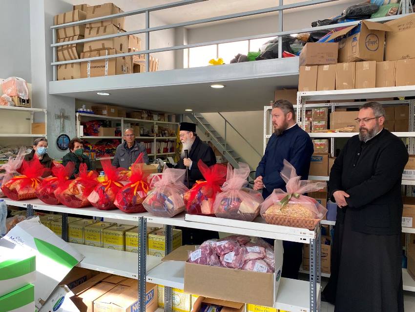 Ο Μητροπολίτης Κορίνθου επισκέφθηκε τους εθελοντές της «Θεοπροσφοράς»