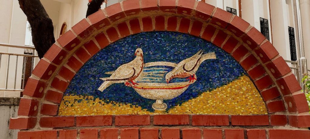 Τοποθέτηση ψηφιδωτού στην Κρήνη της αυλής του Αγίου Νικολάου Σεούλ