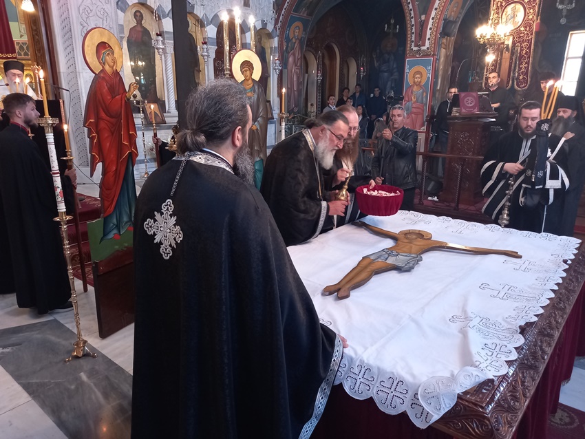 Ακολουθία Αχράντων Παθών και Εσπερινός Αποκαθηλώσεως στην Κόρινθο