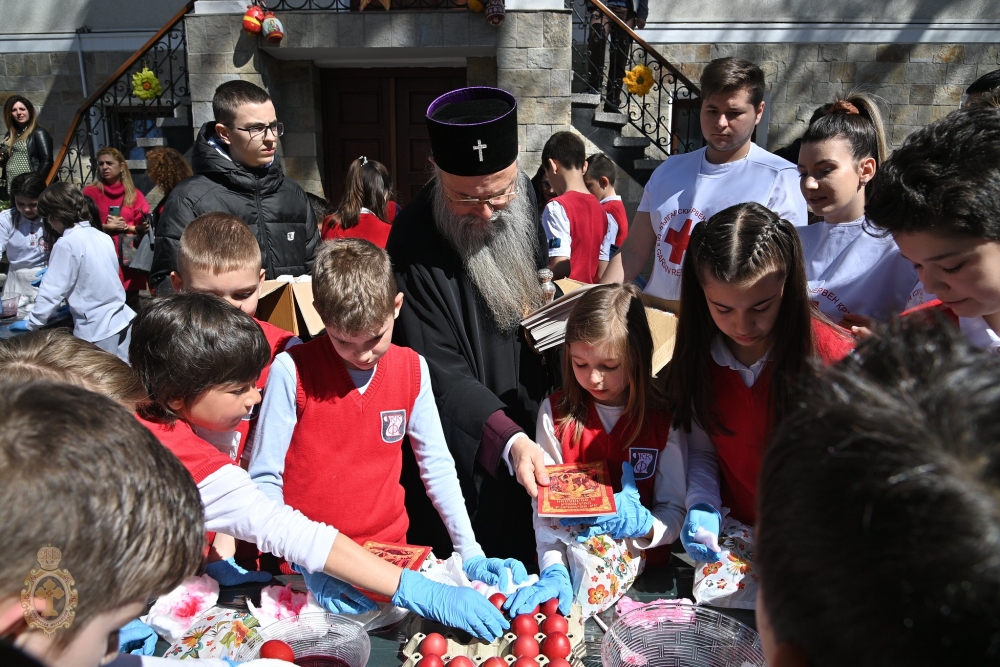 Πάνω από 130 παιδιά έβαψαν πασχαλινά αυγά μαζί με τον Μητροπολίτη Φιλιππούπολης
