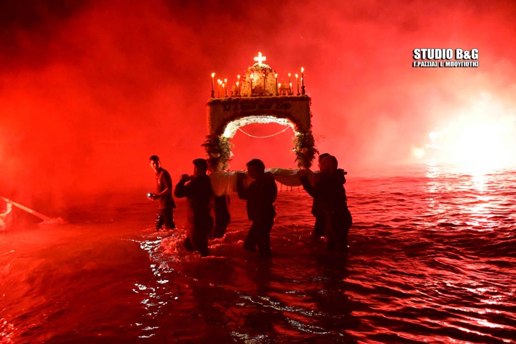 Μέσα στη θάλασσα έγινε η περιφορά του Επιταφίου στο Τολό Αργολίδας (ΒΙΝΤΕΟ)