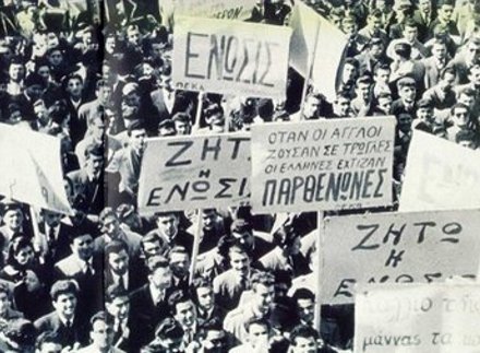 2 Απριλίου 1956: Μαθητές φωνάζοντας «Ένωσις» συγκρούονται με τους Άγγλους – Τα φυλακισμένα μνήματα