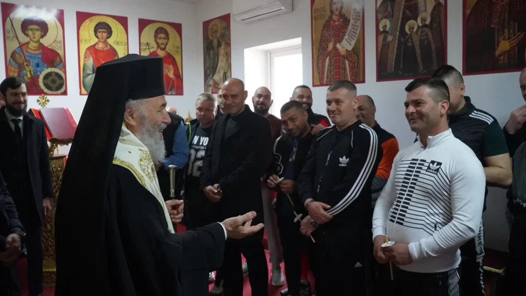 Arhiepiscopul Dunării de Jos a oficiat Vecernia de Paști la capela penitenciarului din Galați