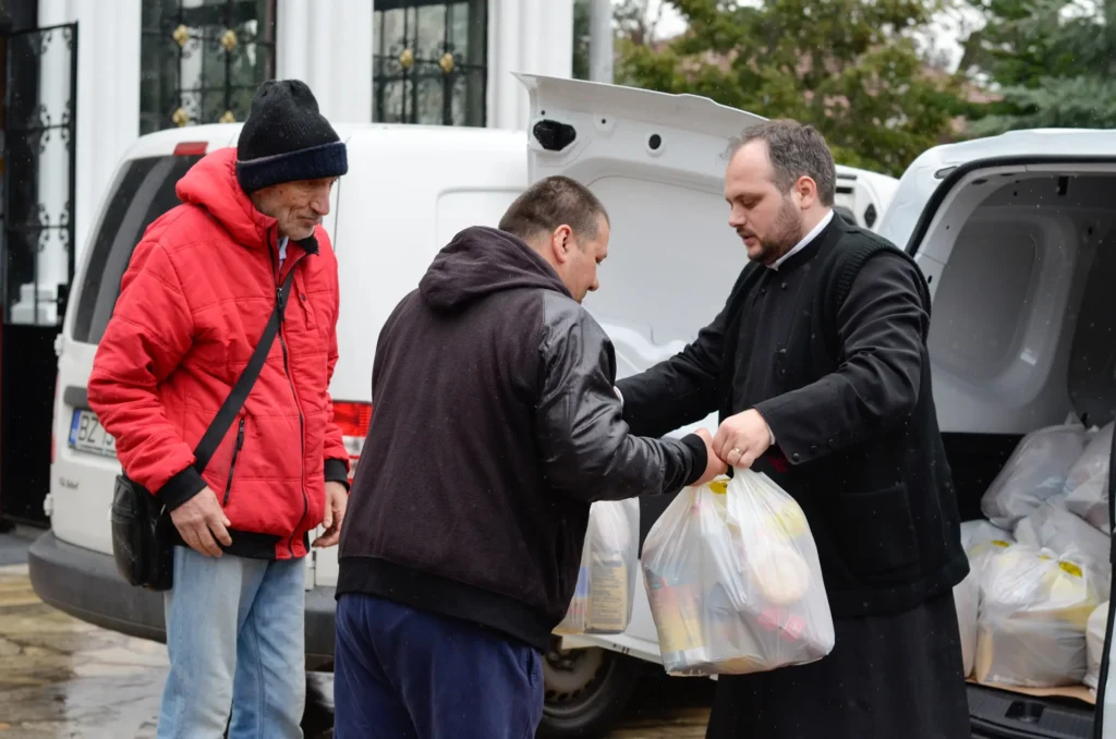 Peste 140 de persoane vârstnice fără venituri din Buzău au primit alimente din partea Arhiepiscopiei