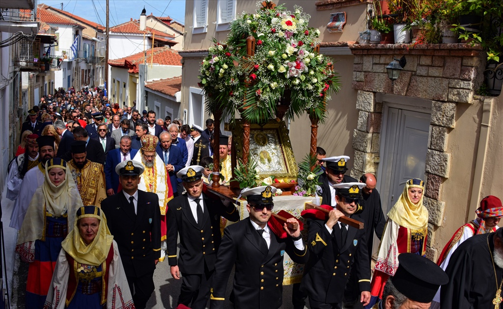 Σε κλίμα αναστάσιμης χαράς πλήθος πιστών λιτάνευσαν την Πολιούχο Παναγία Ελεήστρια στην Κορώνη