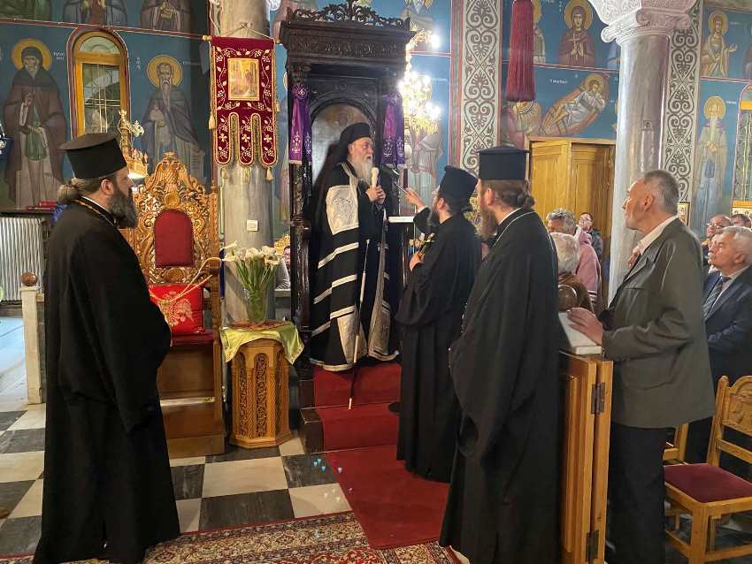 Ο Μητροπολίτης Κορίνθου στον Ι.Ν. Ευαγγελισμού της Θεοτόκου Αγίων Θεοδώρων για τον Όρθρο της Μ. Τρίτης