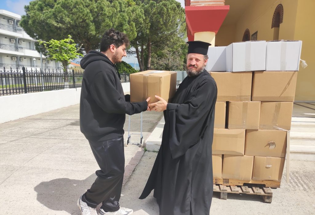 Διανομή δεμάτων – τροφίμων από την Ιερά Μητρόπολη Μαρωνείας
