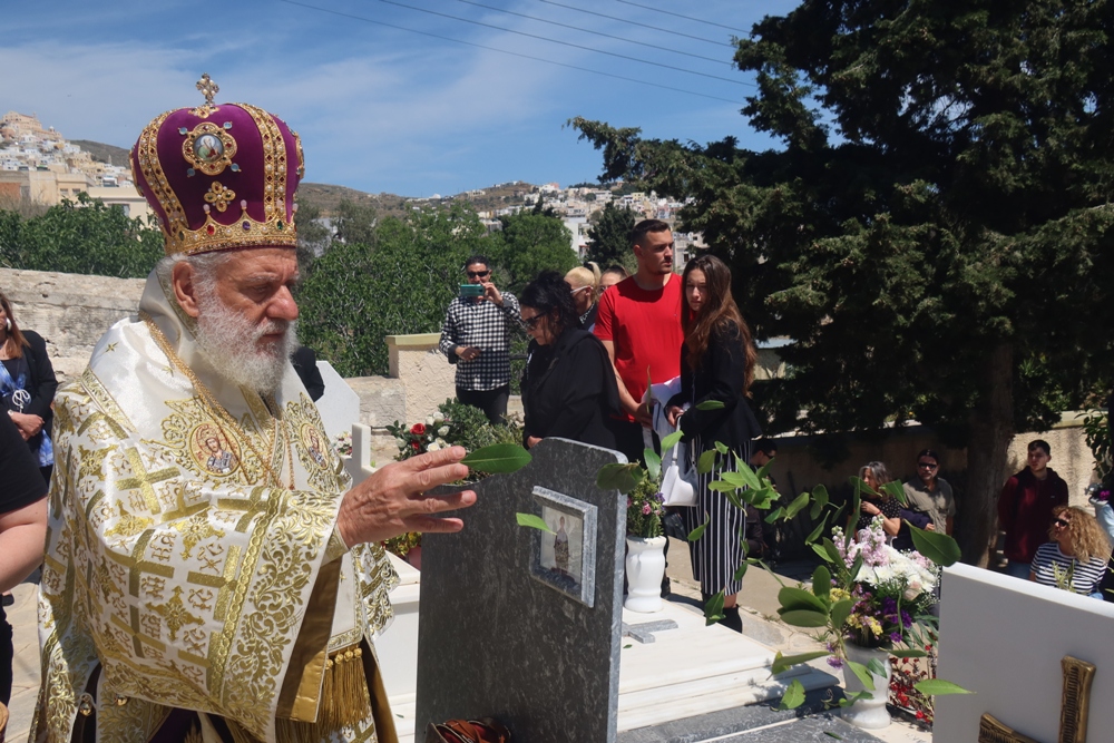 Η Ακολουθία της Αποκαθήλωσης στο Κοιμητήριο του Αγίου Γεωργίου Ερμούπολης