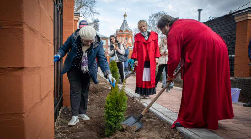 Глава Удмуртской митрополии принял участие в посадке аллеи в память о невинно убиенных в школе № 88 г. Ижевска