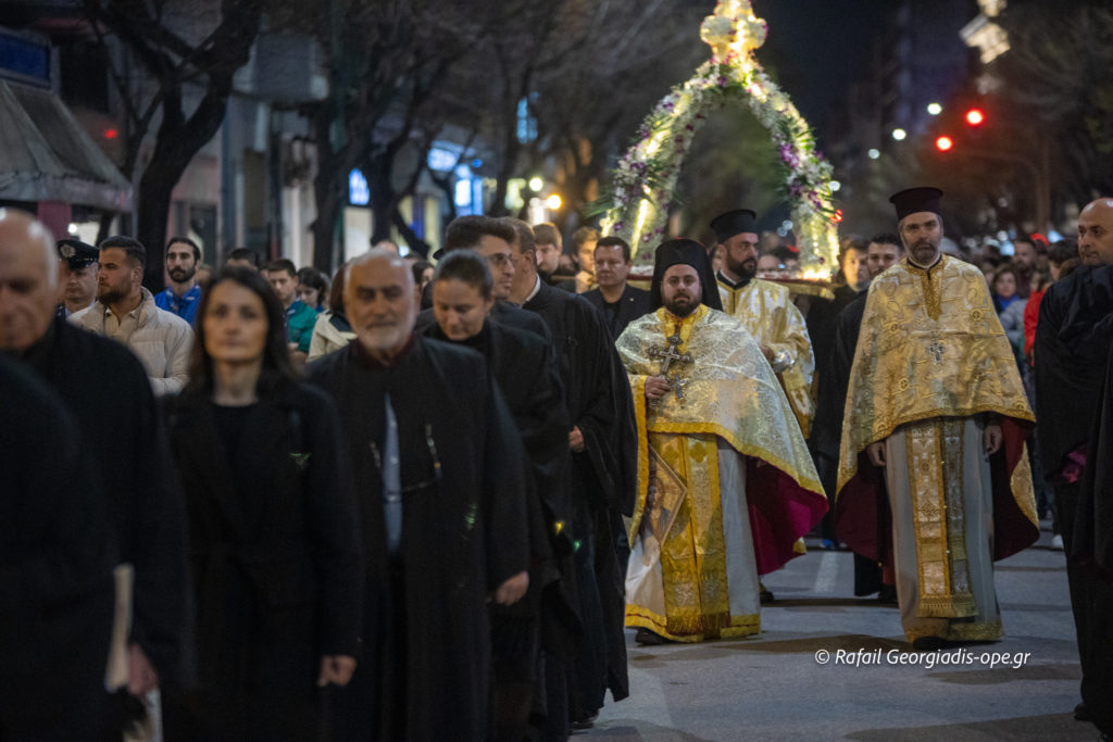 Φωτορεπορτάζ ope.gr: Η περιφορά του Επιταφίου στον Καθεδρικό ναό Θεσσαλονίκης