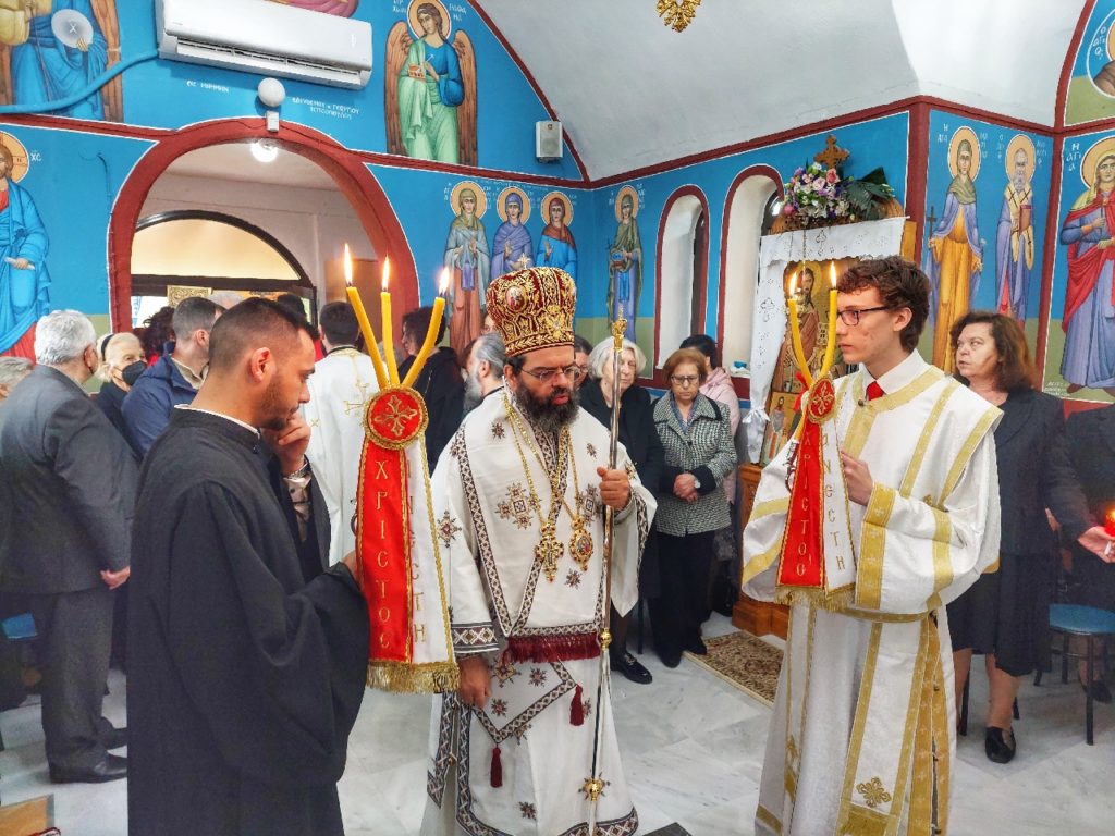 Ο Μητροπολίτης Μαρωνείας στο πανηγυρίζον παρεκκλήσι των Αγίων Ραφαήλ, Νικολάου και Ειρήνης Πολυάνθου