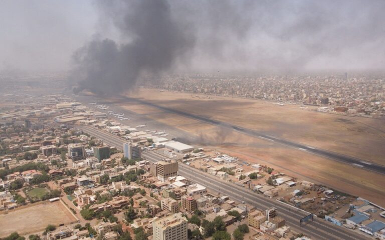 Συμφωνία για 24ωρη κατάπαυση του πυρός στο Σουδάν έπειτα από πίεση των ΗΠΑ