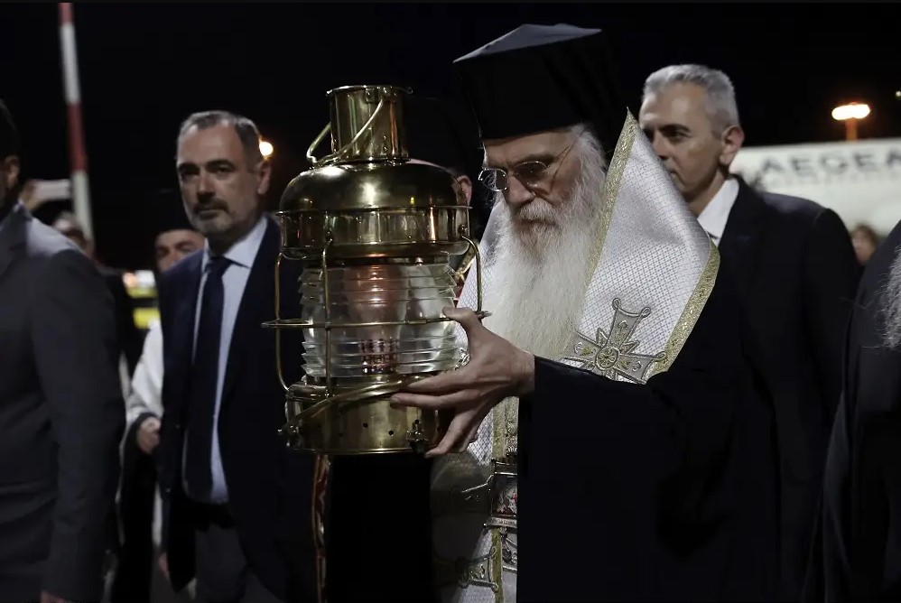 Το Άγιο Φως έφτασε στην Αθήνα και μεταφέρθηκε σε κάθε γωνιά της Ελλάδας