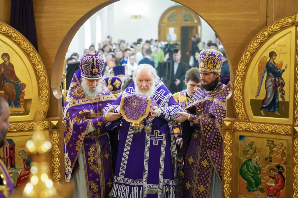 В Неделю 5-ю Великого поста Предстоятель Русской Церкви освятил храм Преображения Господня в Коммунарке г. Москвы и совершил Литургию в новоосвященном храме