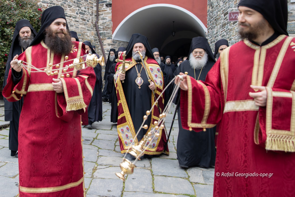 Φωτορεπορτάζ ope.gr: Η υποδοχή του Ιωαννίνων Μάξιμου στην Ι.Μ.Μ. Βατοπαιδίου για τον Ευαγγελισμό της Θεοτόκου κατά το παλαιό ημερολόγιο