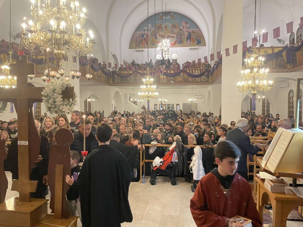 Πλήθος πιστών στην ακολουθία των Παθών στον Ι. Ναό Αγίου Νικολάου Πάνω Λακατάμειας