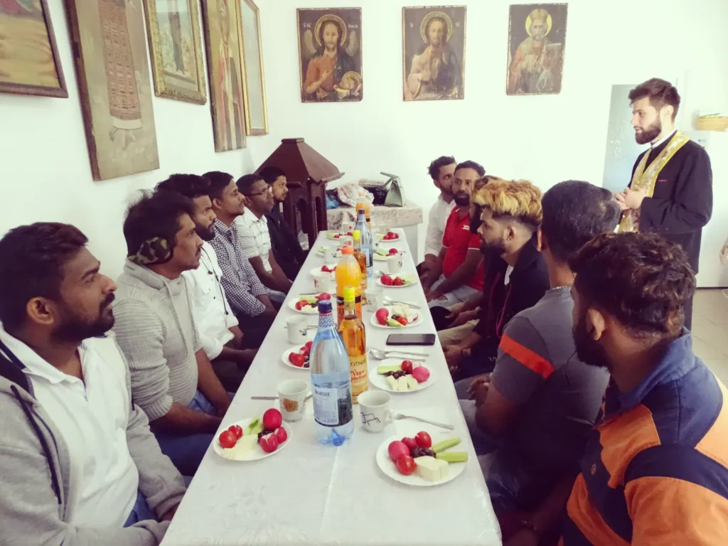 Indienii din Oltenița interesați de credința Ortodoxă: Cateheză în cantina bisericii