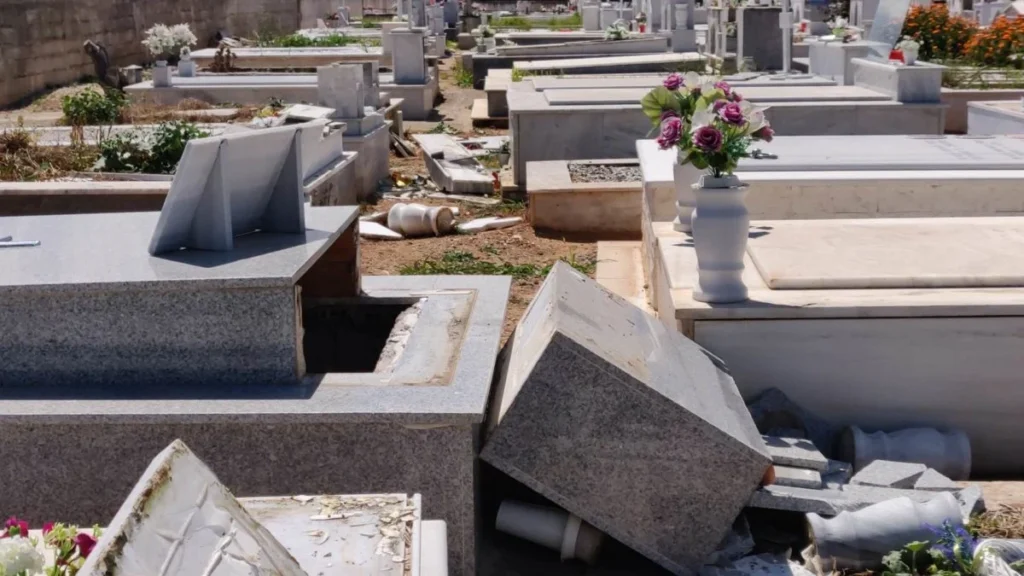 Κόρινθος: Συνελήφθησαν οι βάνδαλοι 100 τάφων στο κοιμητήριο Εξαμιλίων – Οργή από τους κατοίκους (ΦΩΤΟ/ΒΙΝΤΕΟ)