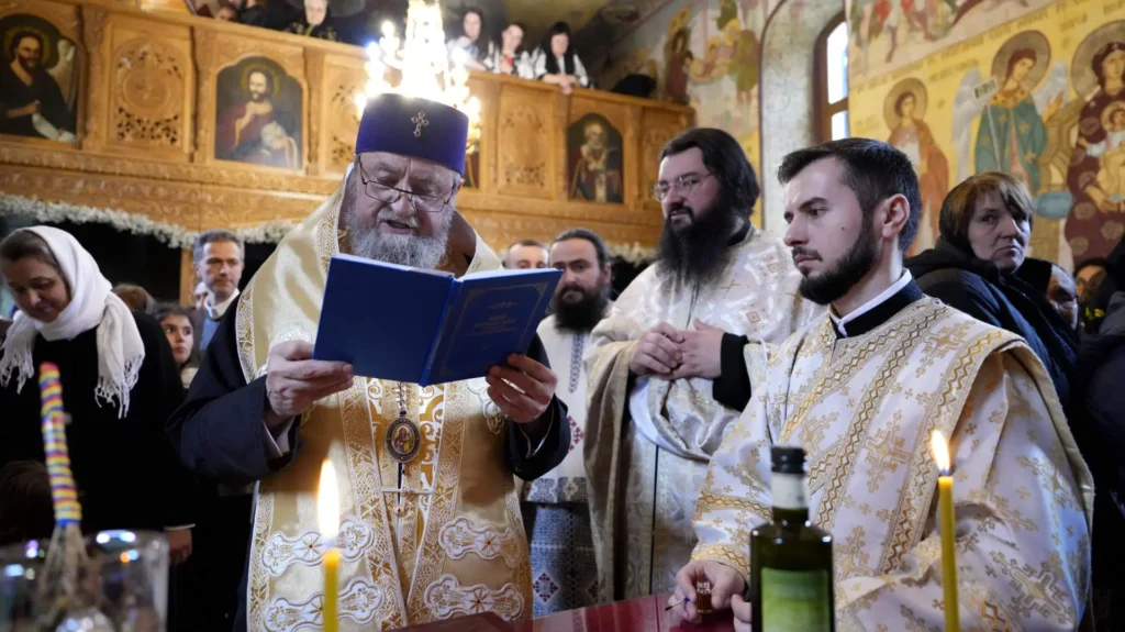Mitropolitul Ardealului a botezat al nouălea prunc al unui preot din Râșnov
