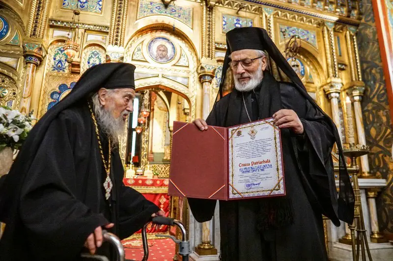 Patriarhul Daniel și ierarhul Argeșului au distins un ieromonah care a împlinit o sută de ani