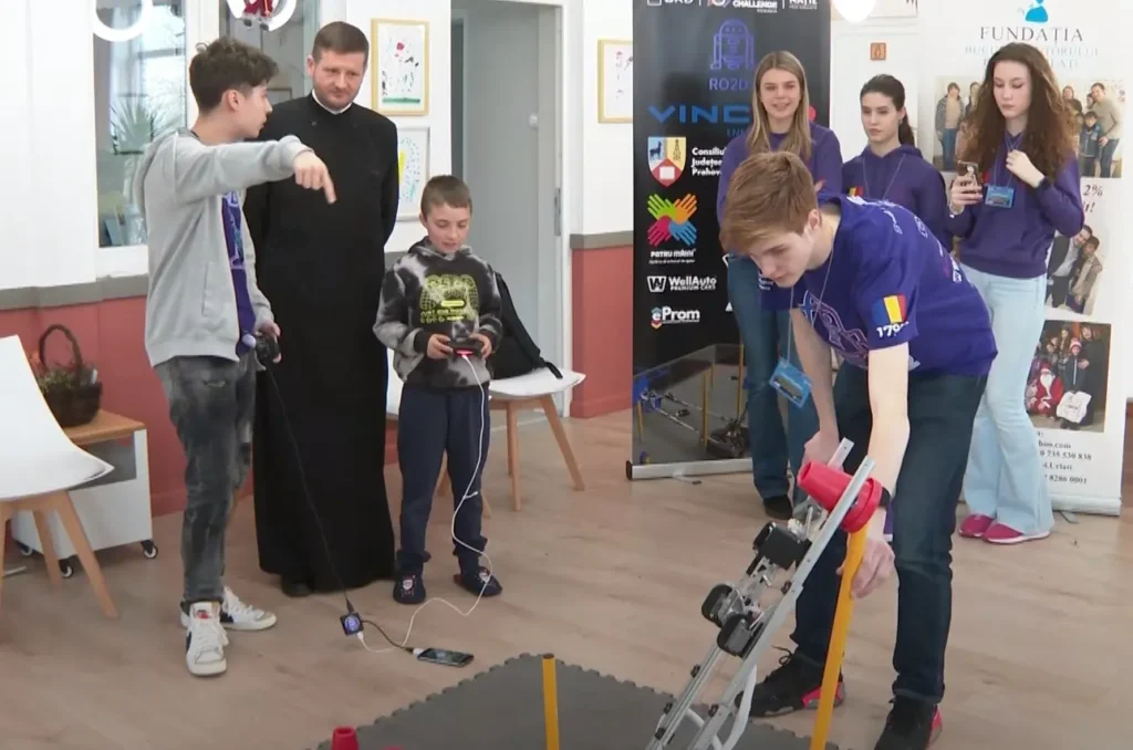 Copiii Centrului „Sf. Stelian” din Urlaţi au fost vizitaţi de echipa de robotică a unui colegiu din Ploieşti