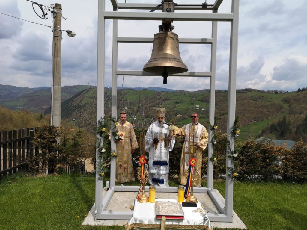 Ο Αρχιεπίσκοπος Άλμπα Ιούλια ευλόγησε τη νέα καμπάνα της Ιεράς Μονής στην περιοχή Valea Bistrei