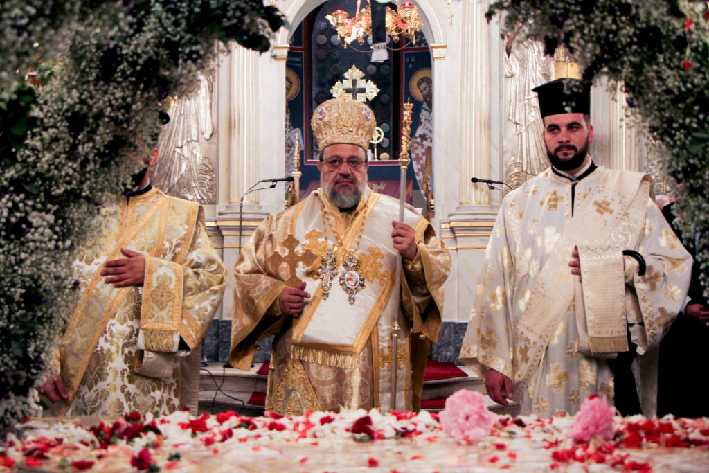 Πλήθος πιστών στην Ακολουθία του Επιταφίου στην Καλαμάτα