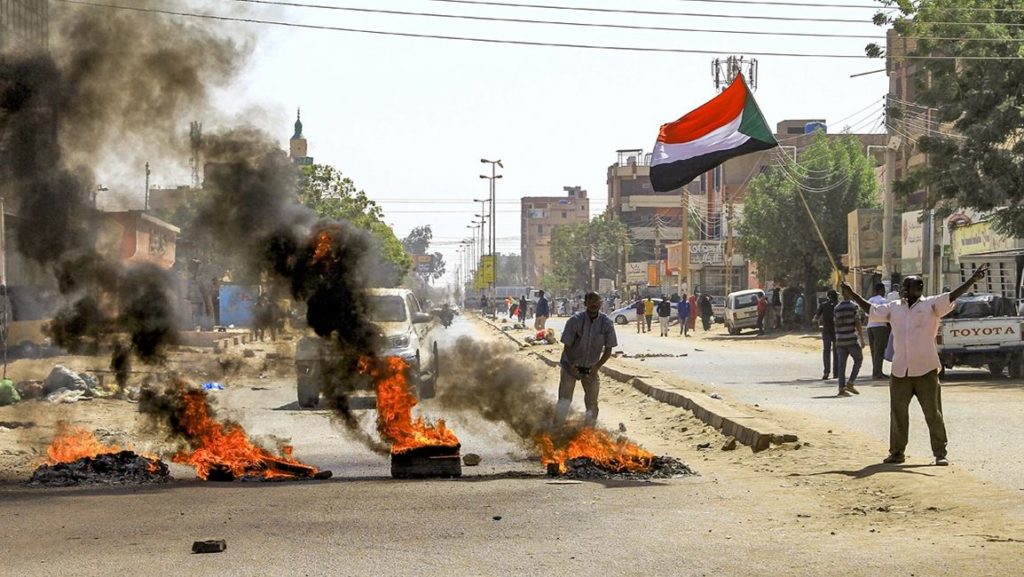 Σουδάν: Παραμένουν εντός της Μητρόπολης ο Μητροπολίτης και οι 15 πιστοί – Άρχισαν εκ νέου σφοδρές συγκρούσεις