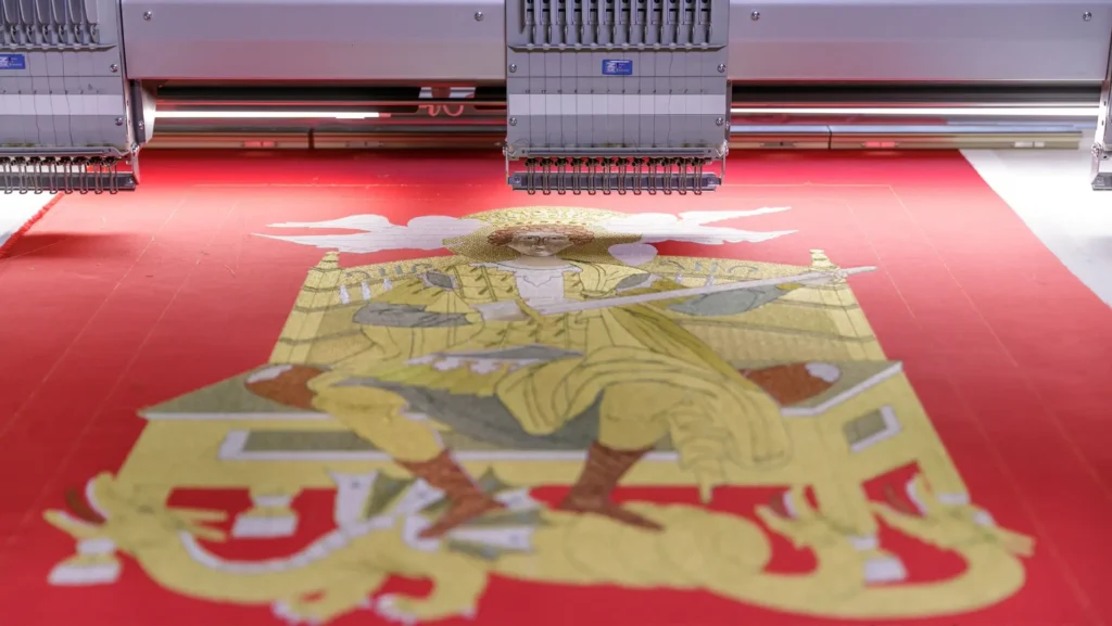 Steagul de luptă al Sf. Ștefan cel Mare, reprodus în atelierele Mănăstirii Copou, a ajuns la Mănăstirea Neamț