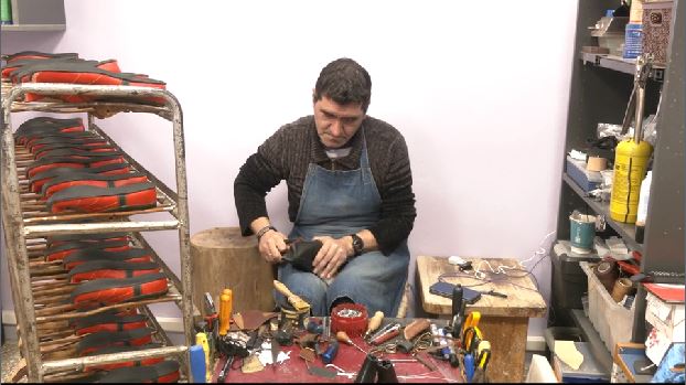 Αφιέρωμα στο επάγγελμα του τσαρουχά σήμερα στην pemptousia.tv