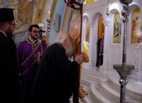 Αρχιεπίσκοπος Αναστάσιος: “Μέσα σε αυτόν τον σταυρό δεσπόζει η αγάπη του Θεού”
