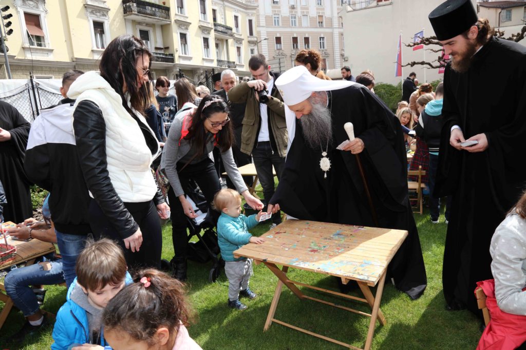 Μικρά παιδιά προσέφεραν πασχαλινές δημιουργίες στον Πατριάρχη Σερβίας
