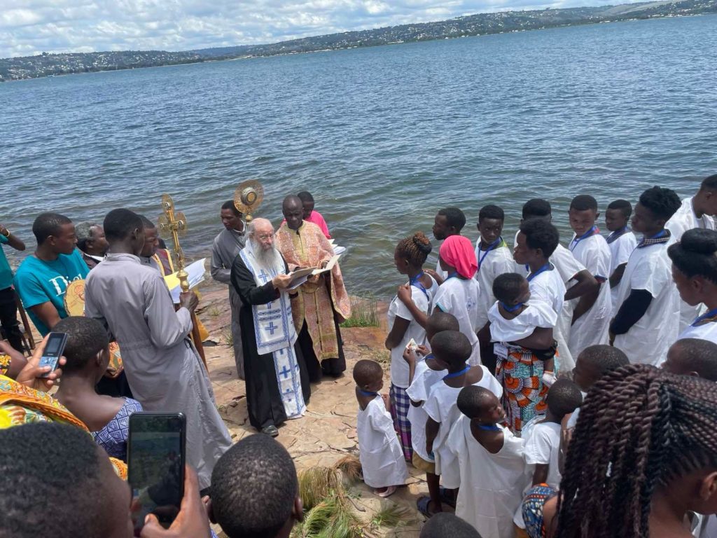 Αναστάσεως ημέρα στη Μπουκόμπα: 38 κατηχούμενοι έλαβαν το Άγιο Βάπτισμα