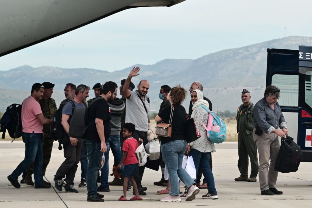 Σουδάν: Ανακούφιση για τους πρώτους 17 Έλληνες που επαναπατρίστηκαν – Συμφωνήθηκε κατάπαυση του πυρός