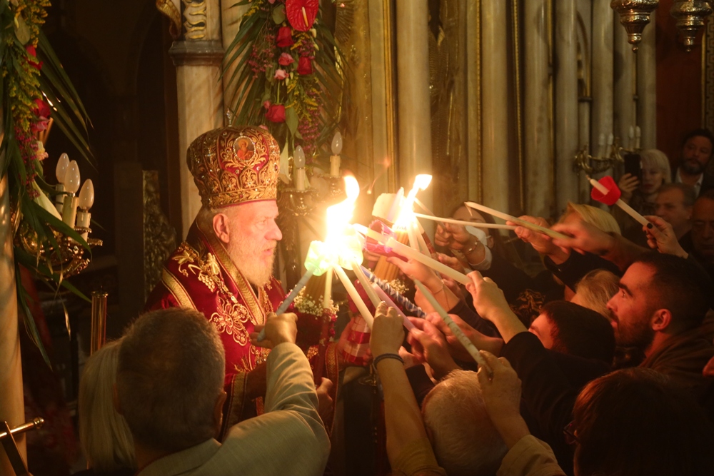 Φωτολουσμένη η Σύρος από το Άγιο Φως εορτάζει την Ανάσταση του Κυρίου
