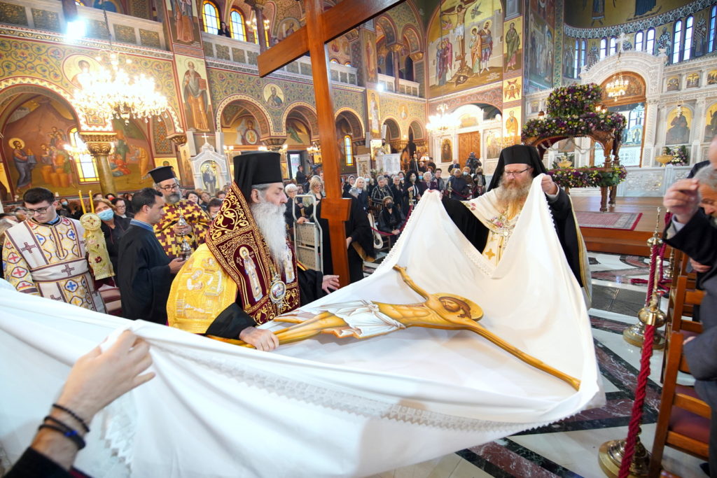 Η Ακολουθία του Εσπερινού της Αποκαθηλώσεως στον Καθεδρικό Ιερό Ναό Αγίας Τριάδος Πειραιώς