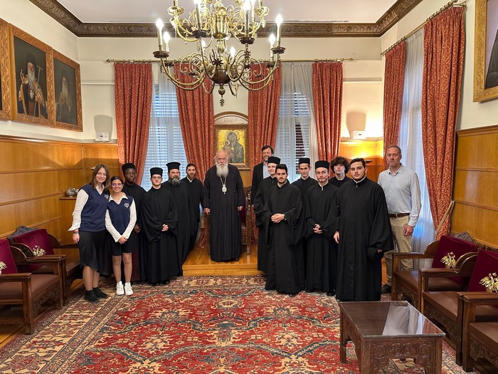 Μαθητές της Ριζαρείου Εκκλησιαστικής Σχολής στον Αρχιεπίσκοπο Ιερώνυμο