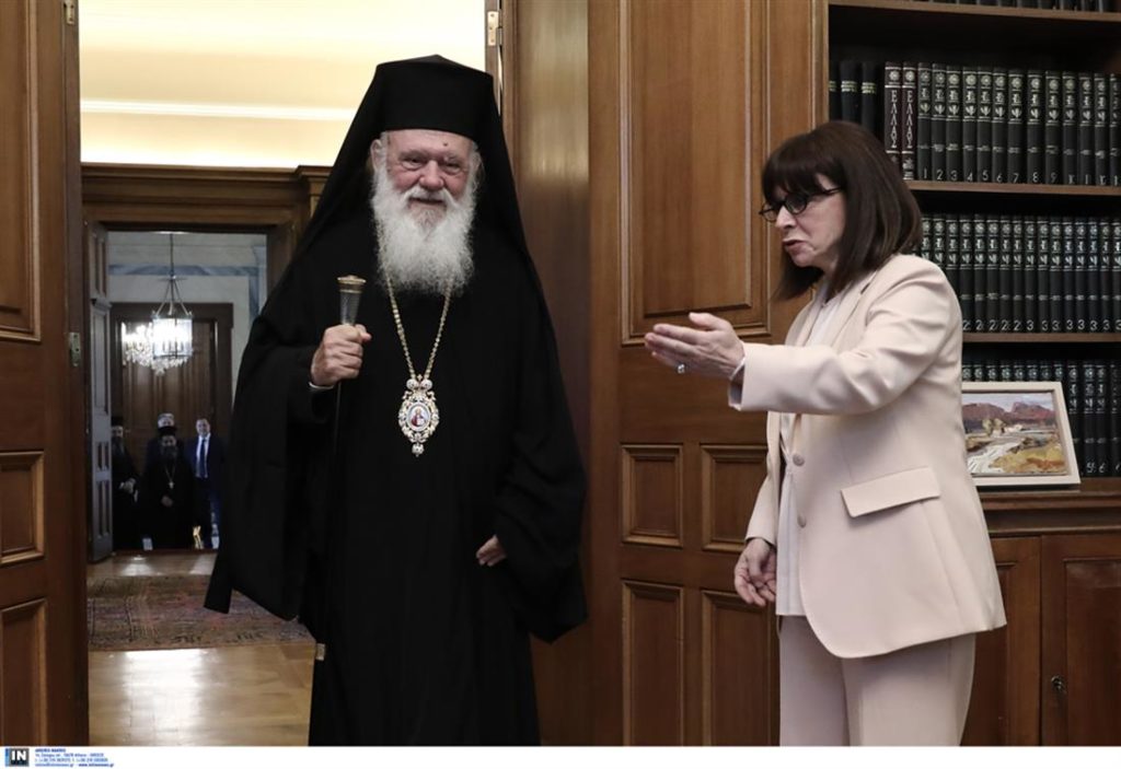 Ο Αρχιεπίσκοπος παραδίδει στην Κατερίνα Σακελλαροπούλου πρόσκληση για το Διεθνές Θεολογικό Συνέδριο που θα πραγματοποιηθεί στην Αθήνα