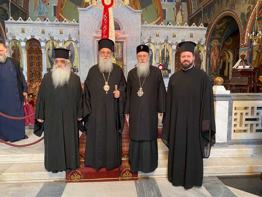 Ο Μητροπολίτης Ζακύνθου και προσκυνητές στην Ιερά Μητρόπολη Κορίνθου