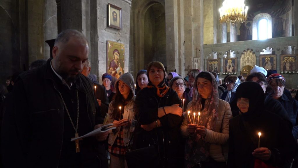 „ერთმანეთით განათებული დღე“