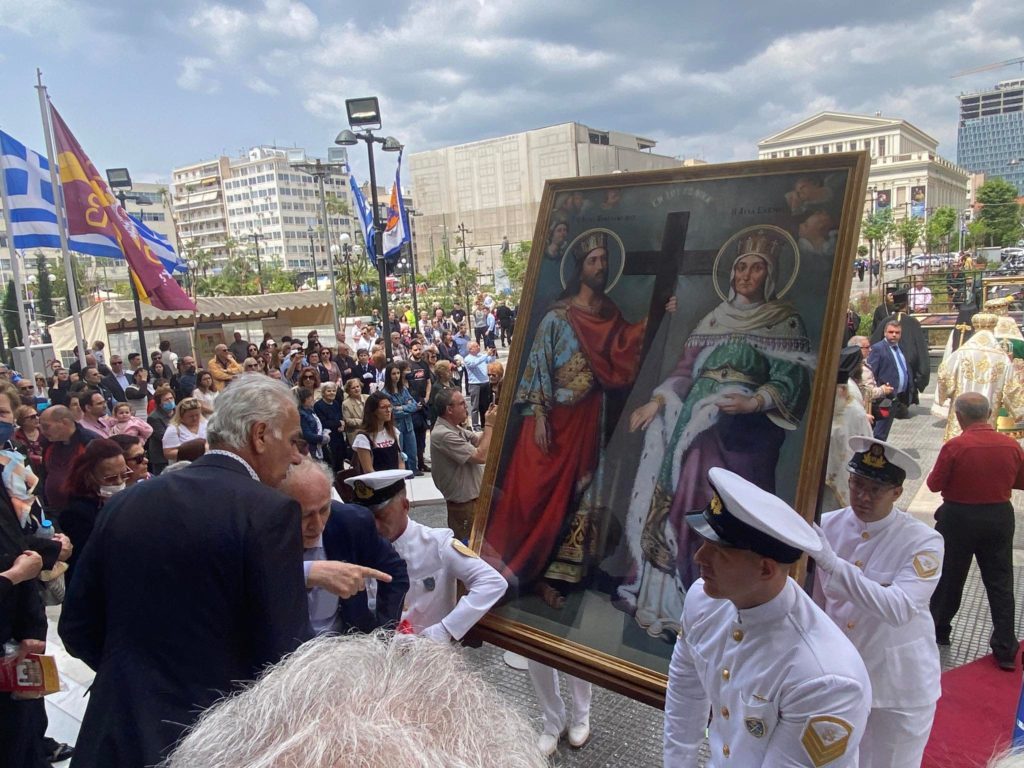 Φωτορεπορτάζ ope.gr: Χιλιάδες πιστοί στη λιτάνευση του αντιγράφου του Σταυρού του Αγ. Κωνσταντίνου στον Πειραιά