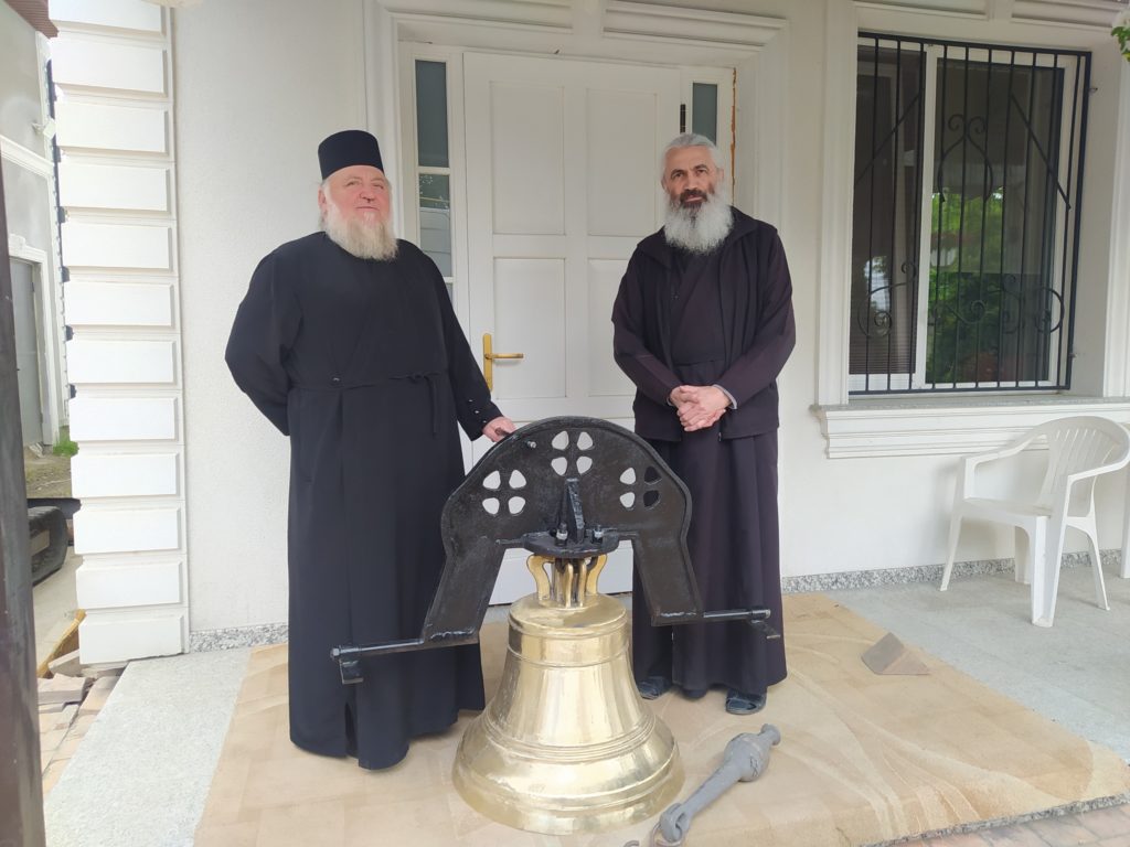 Καμπάνα 140 κιλών δώρισαν στην Επισκοπή Μπελκύ για την ανέγερση νέου ναού